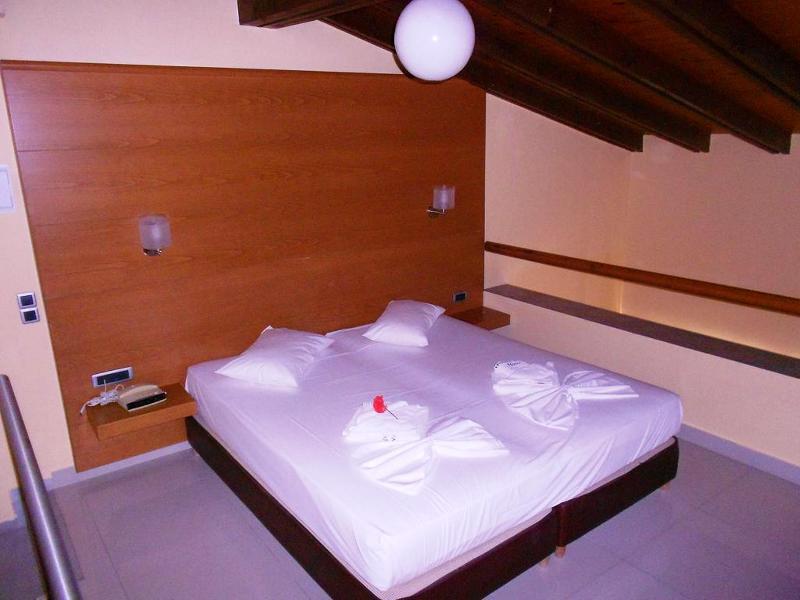 Golden Sand Suites Agioi Apostoli  Exterior photo